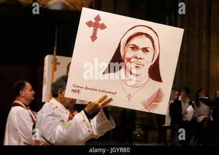 La Nuit des TŽmoins, Vigil für die heutige christliche Märtyrer, in der Kathedrale von Notre Dame, Paris. Frankreich. Stockfoto