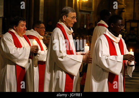 La Nuit des TŽmoins, Vigil für die heutige christliche Märtyrer, in der Kathedrale von Notre Dame, Paris. Frankreich. Stockfoto