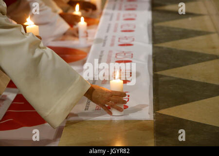 La Nuit des TŽmoins, Vigil für die heutige christliche Märtyrer, in der Kathedrale von Notre Dame, Paris. Frankreich. Stockfoto