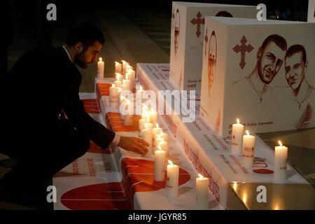 La Nuit des TŽmoins, Vigil für die heutige christliche Märtyrer, in der Kathedrale von Notre Dame, Paris. Frankreich. Stockfoto