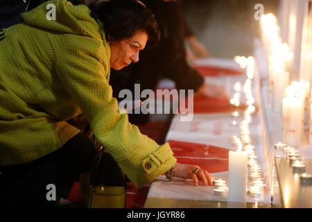 La Nuit des TŽmoins, Vigil für die heutige christliche Märtyrer, in der Kathedrale von Notre Dame, Paris. Frankreich. Stockfoto