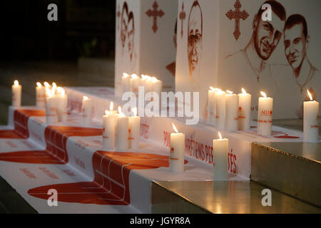 La Nuit des TŽmoins, Vigil für die heutige christliche Märtyrer, in der Kathedrale von Notre Dame, Paris. Frankreich. Stockfoto