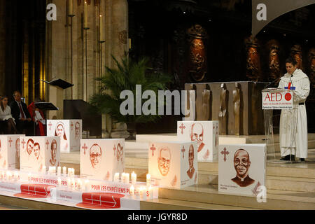 La Nuit des TŽmoins, Vigil für die heutige christliche Märtyrer, in der Kathedrale von Notre Dame, Paris. Frankreich. Stockfoto