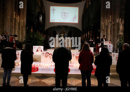 La Nuit des TŽmoins, Vigil für die heutige christliche Märtyrer, in der Kathedrale von Notre Dame, Paris. Frankreich. Stockfoto