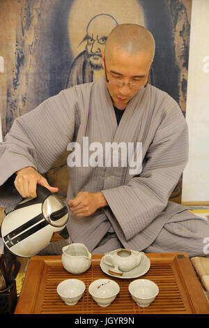 Tee-Zeremonie in einem koreanischen buddhistischen Tempel. Frankreich. Stockfoto