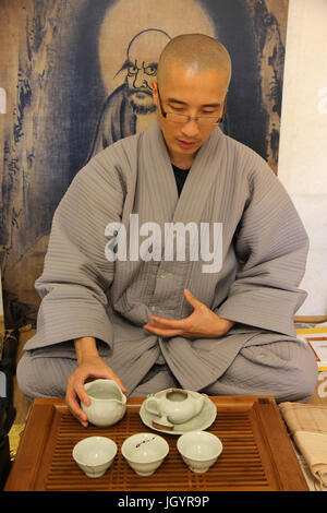 Tee-Zeremonie in einem koreanischen buddhistischen Tempel. Frankreich. Stockfoto