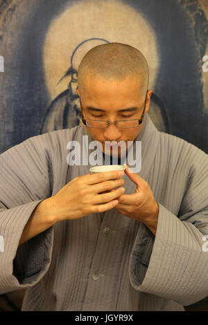 Tee-Zeremonie in einem koreanischen buddhistischen Tempel. Frankreich. Stockfoto