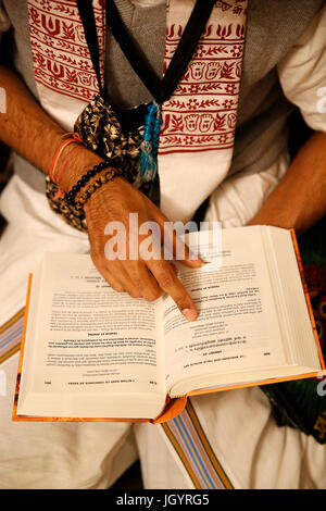 Gita Jayanti Feier in einem ISKCON-Tempel. Anhänger der Bhagavad Gita lesen. Sarcelles. Frankreich. Stockfoto