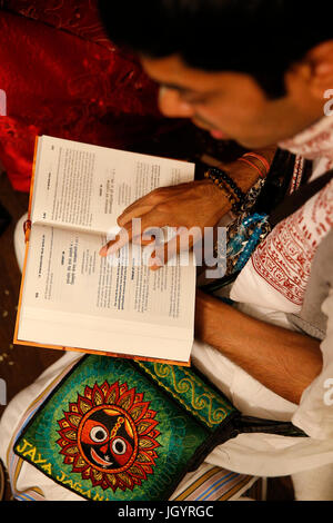 Gita Jayanti Feier in einem ISKCON-Tempel. Anhänger der Bhagavad Gita lesen. Sarcelles. Frankreich. Stockfoto