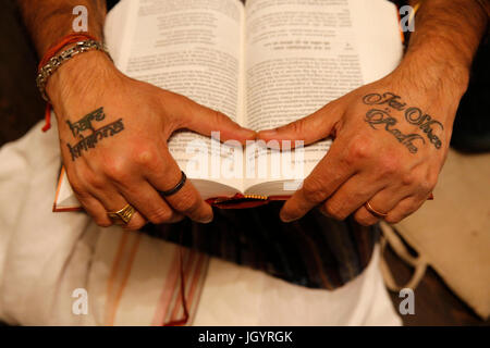 Gita Jayanti Feier in einem ISKCON-Tempel. Anhänger der Bhagavad Gita lesen. Sarcelles. Frankreich. Stockfoto