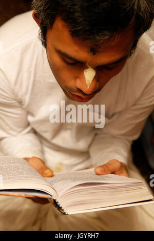 Gita Jayanti Feier in einem ISKCON-Tempel. Anhänger der Bhagavad Gita lesen. Sarcelles. Frankreich. Stockfoto