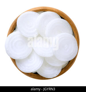 Weiße Zwiebelscheiben in Holzschale. Frische, unverarbeitete Allium Cepa, auch bekannt als Birne oder gemeinsame Zwiebel. Gemüse, Zutaten und Grundnahrungsmittel. Makro-Foto. Stockfoto