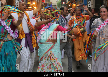 ISKCON Anhänger Durchführung einer Harinam (devotional Spaziergang mit Tanz und Gesang) in Paris. Frankreich. Stockfoto