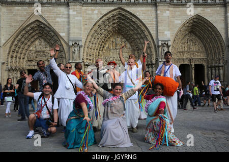 ISKCON Anhänger durchführen einer Harinam (devotional Spaziergang mit Tanz und Gesang) außerhalb der Kathedrale Notre Dame in Paris. Frankreich. Stockfoto