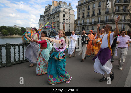 ISKCON Anhänger Durchführung einer Harinam (devotional Spaziergang mit Tanz und Gesang) in Paris. Frankreich. Stockfoto