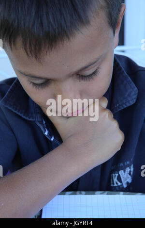 9-Year-Old Boy Hausaufgaben. Frankreich. Stockfoto