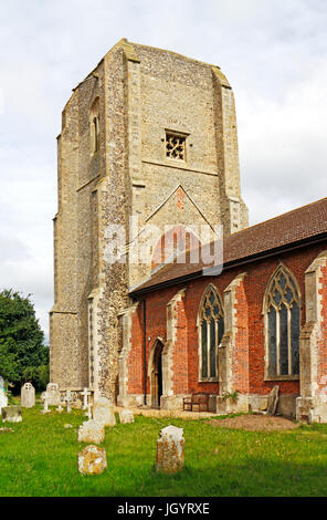 Ein Blick auf den Turm der Pfarrkirche St. Andrew auf Felmingham, Norfolk, England, Vereinigtes Königreich. Stockfoto