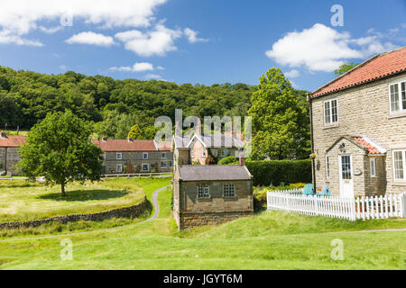 Hutton-Le-Hole-Dorf grün und auf dem Land in der Mitte des Sommers Sonne Stockfoto