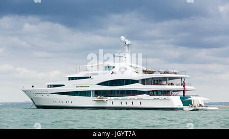 Die Lady Christine Luxusyacht im Besitz von Herrn Laidlaw von Rothiemay während der Panerai British Classic Sailing Week-Regatta in Cowes abgebildet.  Bild Stockfoto