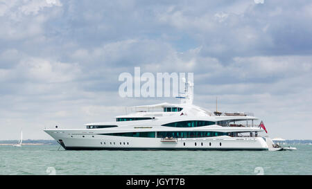 Die Lady Christine Luxusyacht im Besitz von Herrn Laidlaw von Rothiemay während der Panerai British Classic Sailing Week-Regatta in Cowes abgebildet.  Bild Stockfoto