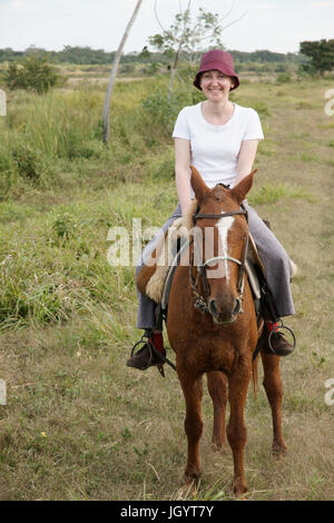 Frau Reiten, Pantanal, Mato Grosso do Sul, Brasilien Stockfoto