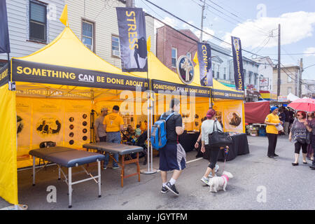 Scientologen, die Stress-Tests bei einem Straßenfest im Stadtteil "Astoria" in Queens in New York auf Sonntag, 9. Juli 2017. (© Richard B. Levine) Stockfoto