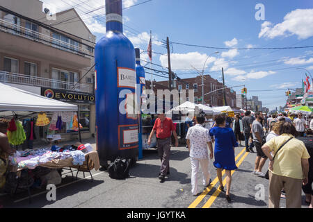 Menschenmassen auf einem Straßenfest im Stadtteil "Astoria" in Queens in New York am Sonntag, 9. Juli 2017. (© Richard B. Levine) Stockfoto