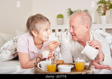 Paar von Senioren, die ihr romantischen Frühstück im Bett Stockfoto