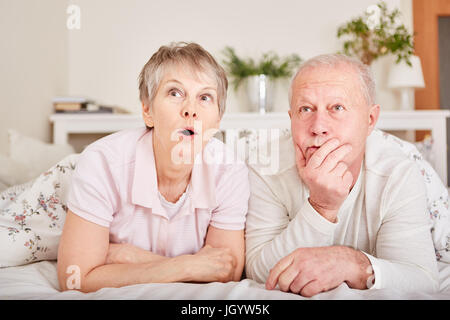 Senioren sehen TV-Spannung, die in ihrer Freizeit zeigen Stockfoto