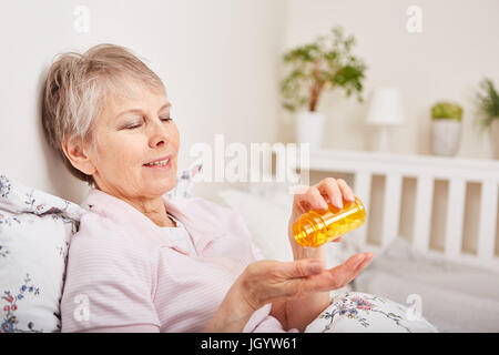 Krank oder schlecht leitenden alte Einnahme von Medikamenten gegen Therapie Stockfoto