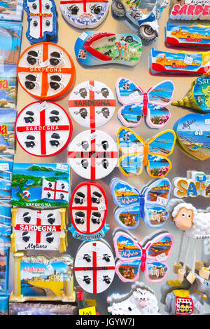 Sardinien-Souvenirs, eine Anzeige der bunten Souvenirs zum Verkauf vor einem Geschäft in der Altstadt von Alghero, Sardinien. Stockfoto