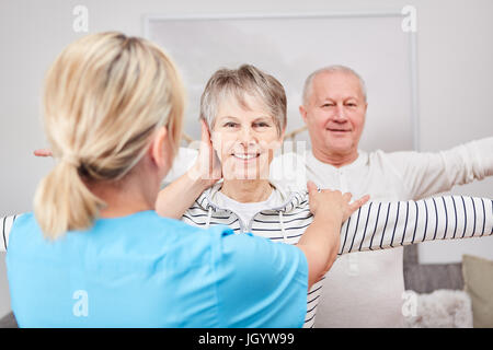 Ergotherapie in der Reha Übung machen Senioren Stockfoto