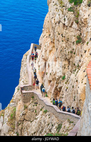 Sardinien-Tourismus, fahren Touristen für den Eintritt in die Grotta di Nettuno in der Nähe von Alghero über die Treppe mit 654 Stufen Klippen, Sardinien. Stockfoto