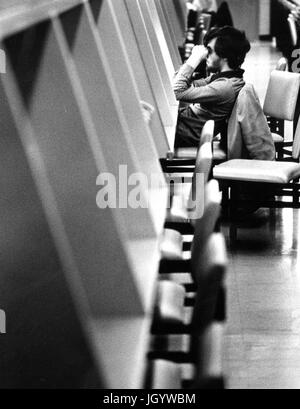 Johns Hopkins University Student sitzt an einer Studie Station ruht seine Hände auf den Kopf, in der Universität Milton S Eisenhower Library in Baltimore, Maryland, 1965. Stockfoto