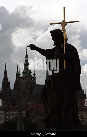Statue auf der Karlsbrücke in Prag, Tschechische Republik Stockfoto