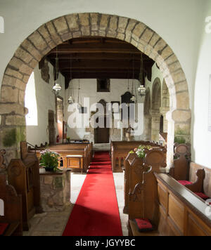 Der Innenraum von St. Johannes der Täufer Kirche, Edlingham, Northumberland, in Richtung der Rückseite der Kirche suchen, mit Sun Streaming durch die Fenster Stockfoto