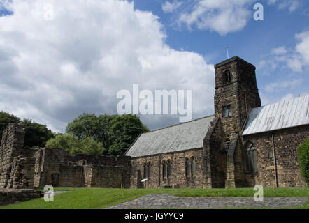 St. Pauls Kirche und Kloster, Jarrow, Wolken und blauer Himmel, aus Süd-Ost Stockfoto