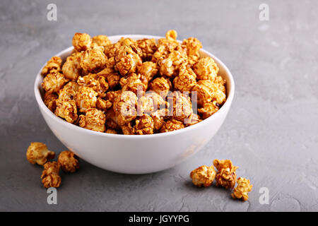 Karamell Popcorn in eine Schüssel geben Stockfoto