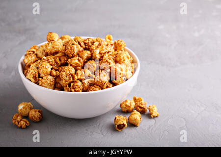 Karamell Popcorn in eine Schüssel geben Stockfoto