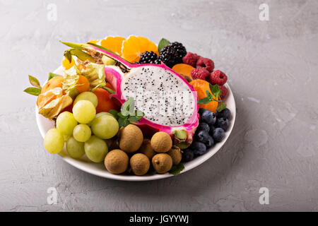 Exotische Früchte auf einem Tablett Stockfoto