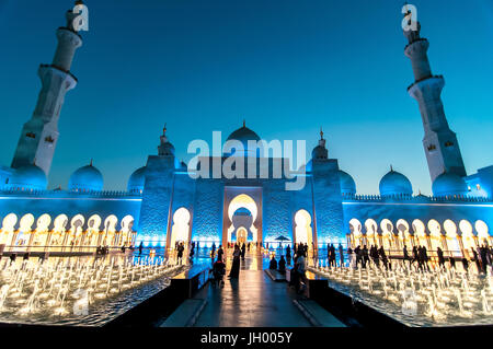 Emiratischen Frau in schwarzer Tracht unter einem Selfie an der Scheich-Zayid-Moschee in Abu Dhabi, Vereinigte Arabische Emirate Stockfoto