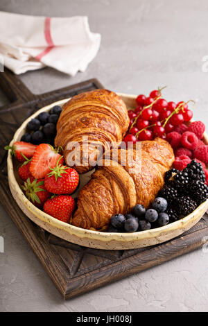 Gesundes Frühstück mit frisch gebackenen Croissants und Beeren Stockfoto