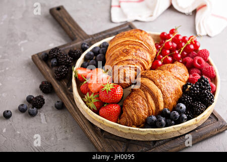 Gesundes Frühstück mit frisch gebackenen Croissants und Beeren Stockfoto