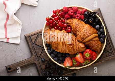 Gesundes Frühstück mit frisch gebackenen Croissants und Beeren Stockfoto