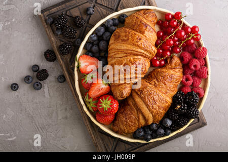 Gesundes Frühstück mit frisch gebackenen Croissants und Beeren Stockfoto