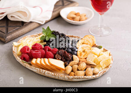 Käseplatte mit Nüssen und Beeren Stockfoto