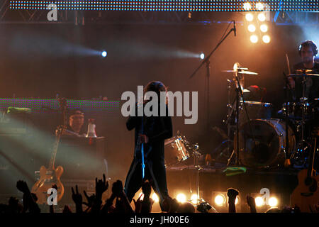 Minsk, Belarus - 1. November 2008: Bi-2 Musik Band Gesang Lied in dunkle Silhouette Lichter auf glückliche Menschen vor Stockfoto