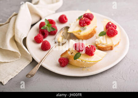 Offenen konfrontiert Sandwiches mit Käse, Birnen und Himbeeren Stockfoto