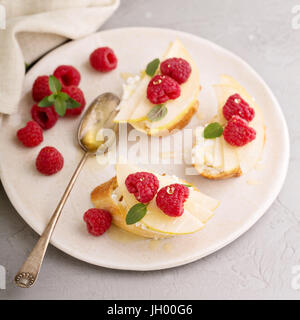 Offenen konfrontiert Sandwiches mit Käse, Birnen und Himbeeren Stockfoto