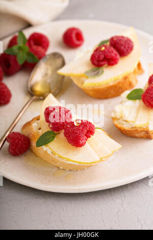 Offenen konfrontiert Sandwiches mit Käse, Birnen und Himbeeren Stockfoto